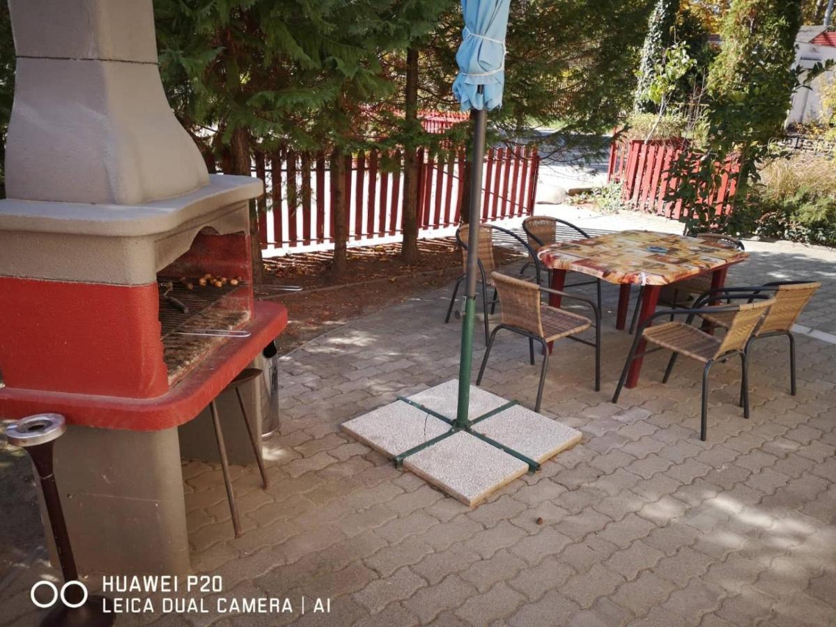 The Corner House Panzio Hotel Tata Exterior photo