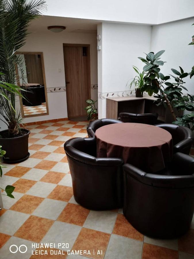 The Corner House Panzio Hotel Tata Exterior photo