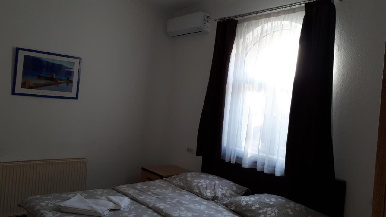 The Corner House Panzio Hotel Tata Exterior photo