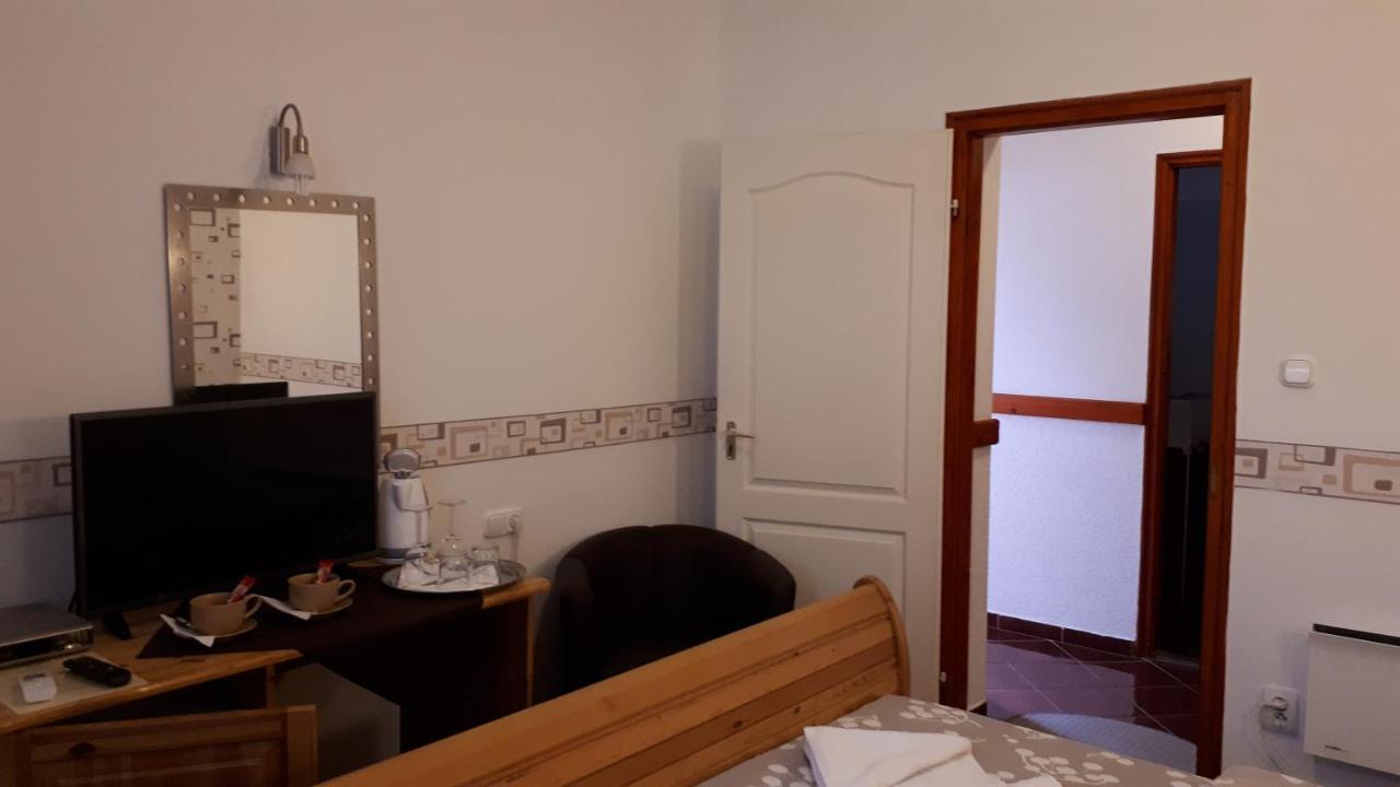 The Corner House Panzio Hotel Tata Exterior photo