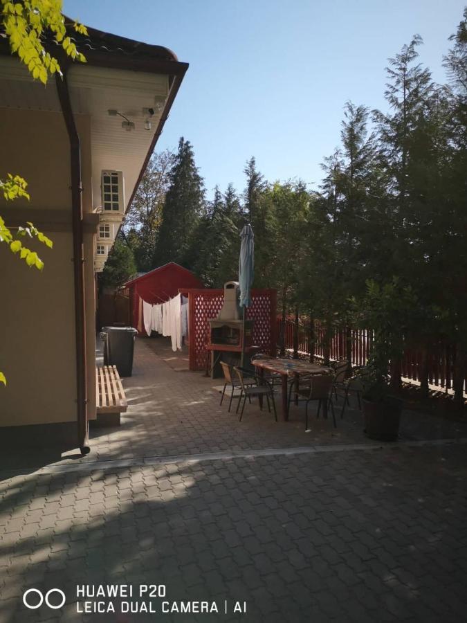 The Corner House Panzio Hotel Tata Exterior photo